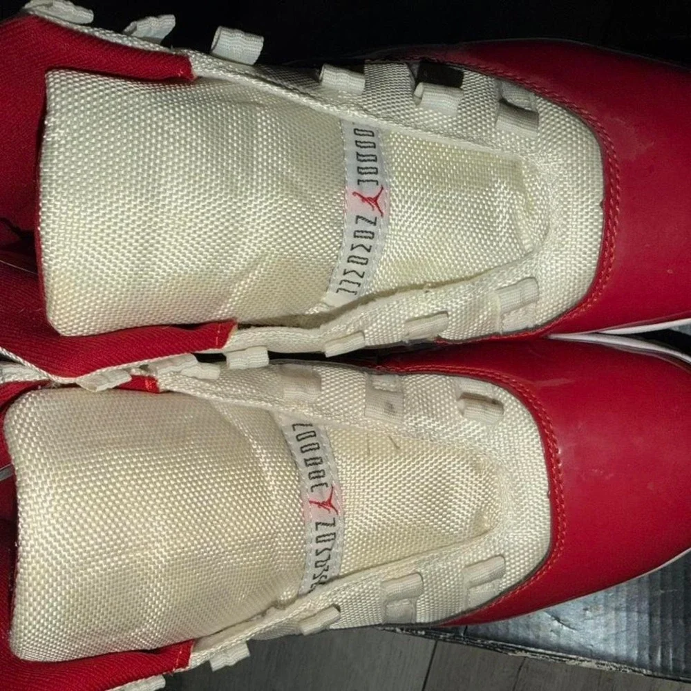 Jordan 11 Retro High Cherry men Size 9   no shoe‎ laces